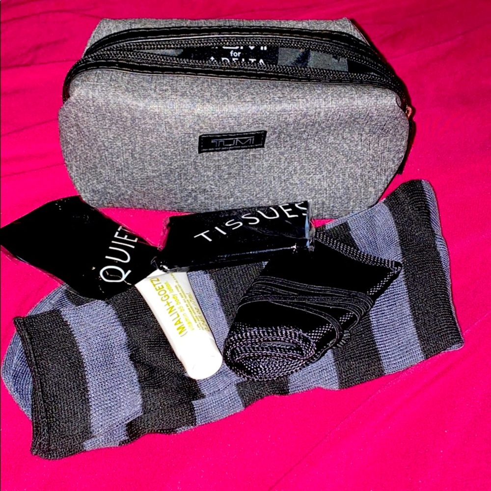 Tumi for Delta cosmetic Bag First Class Kit